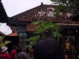 Tersambar Petir, Genting Rumah Warga di Gianyar Berhamburan