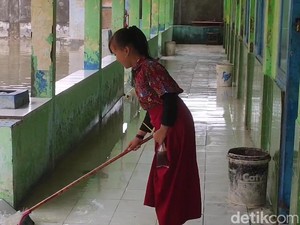 Keluh Kesah Siswa SD di Tengah Banjir Rob yang Melanda Cirebon