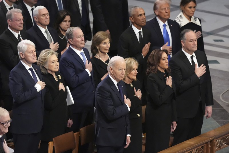 Mantan Presiden Barack Obama berbincang dengan Presiden terpilih Donald Trump sebelum pemakaman kenegaraan mantan Presiden Jimmy Carter di Katedral Nasional Washington di Washington, Kamis, 9 Januari 2025. (AP Photo/Ben Curtis) Mantan Presiden Barack Obama berbincang dengan Presiden terpilih Donald Trump sebelum pemakaman kenegaraan mantan Presiden Jimmy Carter di Katedral Nasional Washington di Washington, Kamis, 9 Januari 2025. (AP Photo/Ben Curtis)