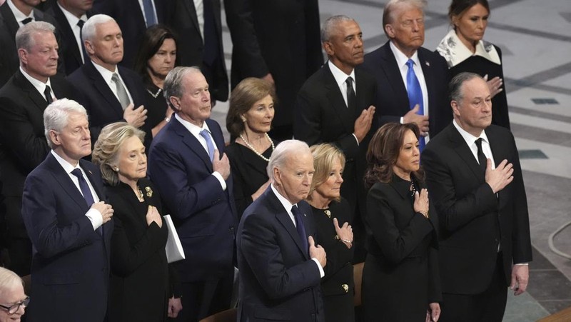 Mantan Presiden Barack Obama berbincang dengan Presiden terpilih Donald Trump sebelum pemakaman kenegaraan mantan Presiden Jimmy Carter di Katedral Nasional Washington di Washington, Kamis, 9 Januari 2025. (AP Photo/Ben Curtis)