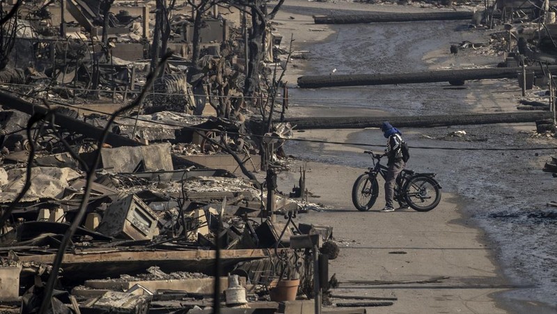 A mobile home community devastated by the Palisades Fire is seen in the Pacific Palisades neighborhood of Los Angeles, Thursday, Jan. 9, 2025. (AP Photo/Jae C. Hong)