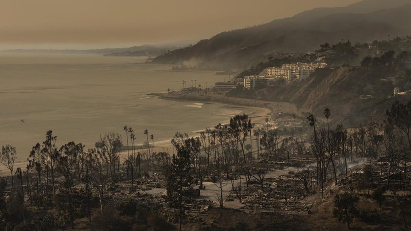 A mobile home community devastated by the Palisades Fire is seen in the Pacific Palisades neighborhood of Los Angeles, Thursday, Jan. 9, 2025. (AP Photo/Jae C. Hong)