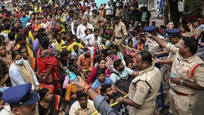 Devotees gather to collect entrance tokens to visit the Sri Venkateswara Swamy Temple in Tirupati district of India's southern state of Andhra Pradesh, on January 8, 2025. At least six people were crushed to death at a Hindu religious gathering in India, with several more injured, officials said on January 9. (Photo by AFP)