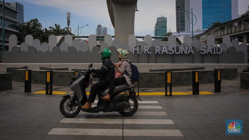 Jalur pedestrian sepanjang 4,8 kilometer di sisi barat Jalan HR Rasuna Said semakin luas dan nyaman setelah direvitalisasi.. (CNBC Indonesia/Faisal Rahman)