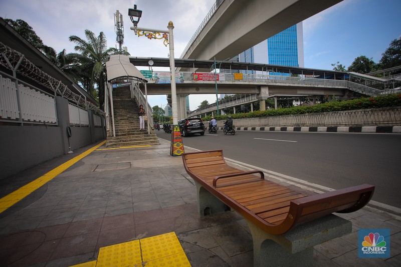 Jalur pedestrian sepanjang 4,8 kilometer di sisi barat Jalan HR Rasuna Said semakin luas dan nyaman setelah direvitalisasi.. (CNBC Indonesia/Faisal Rahman)