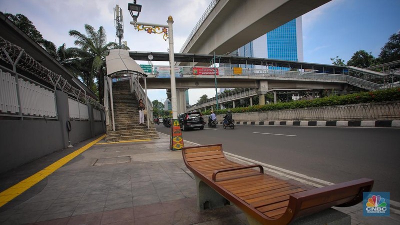 Jalur pedestrian sepanjang 4,8 kilometer di sisi barat Jalan HR Rasuna Said semakin luas dan nyaman setelah direvitalisasi.. (CNBC Indonesia/Faisal Rahman)