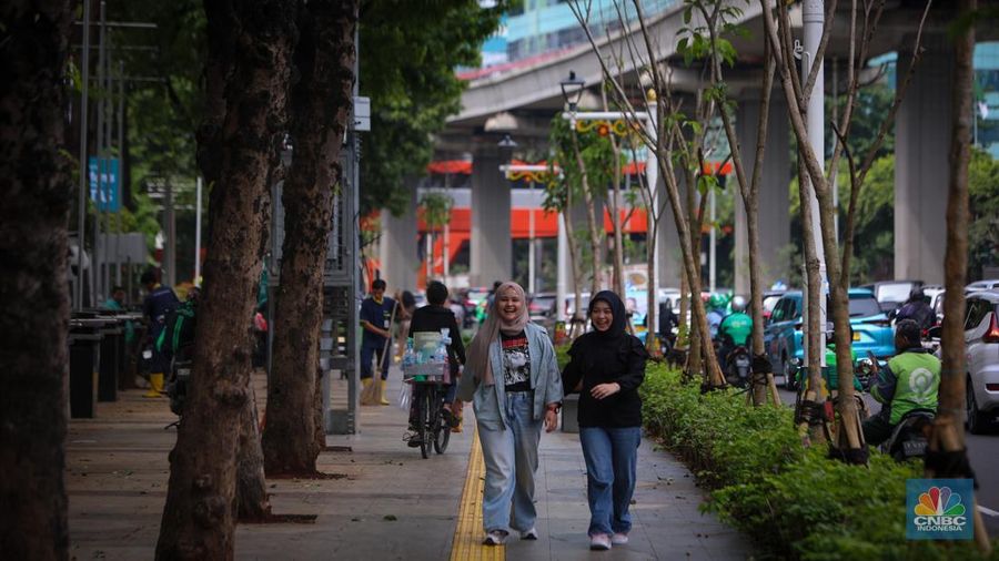 Jalur pedestrian sepanjang 4,8 kilometer di sisi barat Jalan HR Rasuna Said semakin luas dan nyaman setelah direvitalisasi.. (²©²ÊÍøÕ¾/Faisal Rahman)