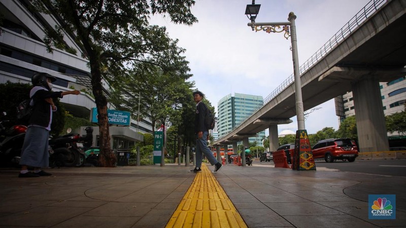 Jalur pedestrian sepanjang 4,8 kilometer di sisi barat Jalan HR Rasuna Said semakin luas dan nyaman setelah direvitalisasi.. (CNBC Indonesia/Faisal Rahman)