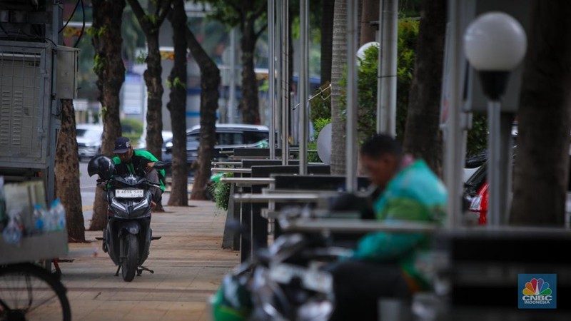 Jalur pedestrian sepanjang 4,8 kilometer di sisi barat Jalan HR Rasuna Said semakin luas dan nyaman setelah direvitalisasi.. (CNBC Indonesia/Faisal Rahman)