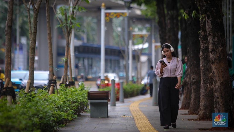 Jalur pedestrian sepanjang 4,8 kilometer di sisi barat Jalan HR Rasuna Said semakin luas dan nyaman setelah direvitalisasi.. (CNBC Indonesia/Faisal Rahman)