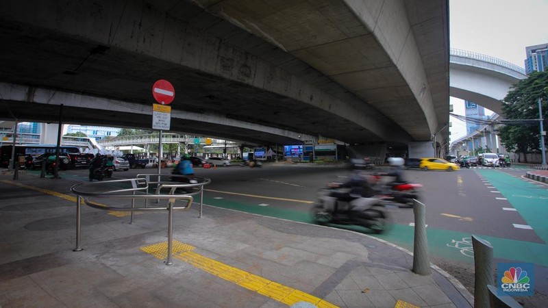 Jalur pedestrian sepanjang 4,8 kilometer di sisi barat Jalan HR Rasuna Said semakin luas dan nyaman setelah direvitalisasi.. (CNBC Indonesia/Faisal Rahman)