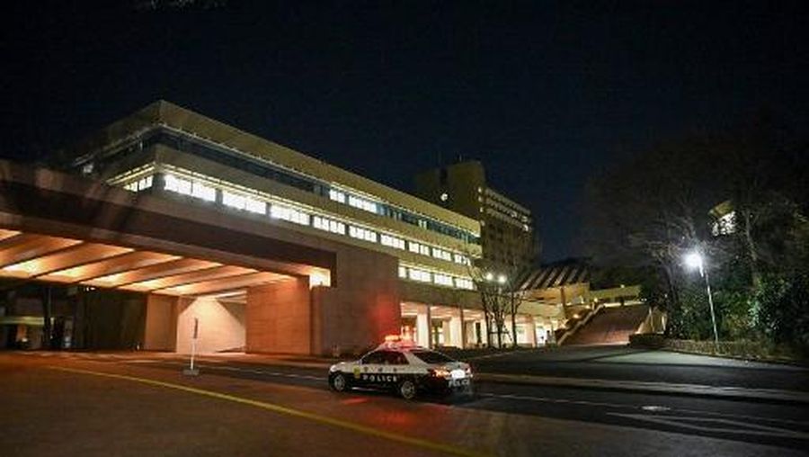 Sebuah mobil polisi di pintu masuk kampus Tama Universitas Hosei setelah penyerangan oleh seorang wanita dengan palu di dalam ruang kelas, di Machida, Tokyo pada 10 Januari 2025. Delapan orang terluka dalam serangan palu di sebuah universitas di Tokyo pada 10 Januari, dan seorang mahasiswa berusia 22 tahun ditangkap di tempat kejadian, kata media Jepang. (Foto oleh Philip FONG / AFP)