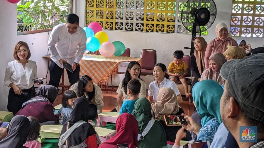 Juru Bicara Kantor Komunikasi Kepresidenan Prita Laura mengungkapkan jadwal pemberian program Makan Bergizi Gratis (MBG) untuk ibu hamil, ibu menyusui, dan balita di posyandu masih dilakukan seminggu sekali. Hal ini disebabkan kesiapan dari dapur SPPG yang belum merata. (CNBC Indonesia/Emir Yanwardhana)