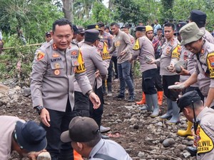 Polres Bondowoso Kerahkan 100 Personel Bantu Penanganan Banjir Bandang