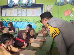 Kapolres Probolinggo Bagikan Makanan Bergizi Gratis Mewah ke Siswa SD