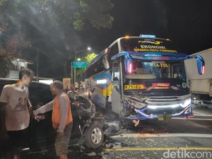 Bus Sugeng Rahayu Tabrakan Lawan Xenia di Simpang Toyan Kulon Progo