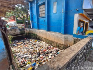 Penampakan Tumpukan Sampah di Sungai Cikahiyangan Bandung