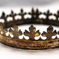 Mahkota Emas dari Perang Dunia II Ditemukan di Bawah Tangga