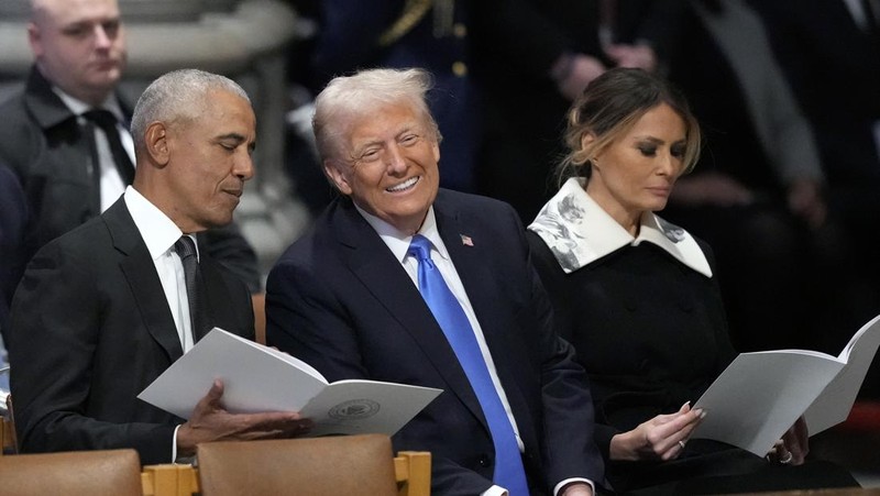 Mantan Presiden Barack Obama berbincang dengan Presiden terpilih Donald Trump sebelum pemakaman kenegaraan mantan Presiden Jimmy Carter di Katedral Nasional Washington di Washington, Kamis, 9 Januari 2025. (AP Photo/Ben Curtis)