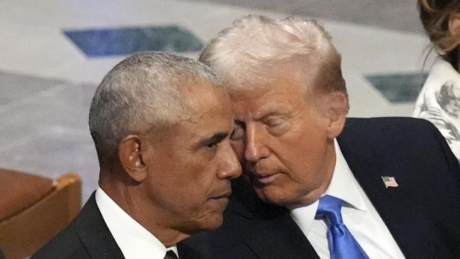 Viral! Momen Mesra Trump & Obama, Tertawa di Belakang Biden-Kamala