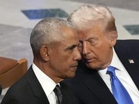 Viral! Momen Mesra Trump & Obama, Tertawa di Belakang Biden-Kamala