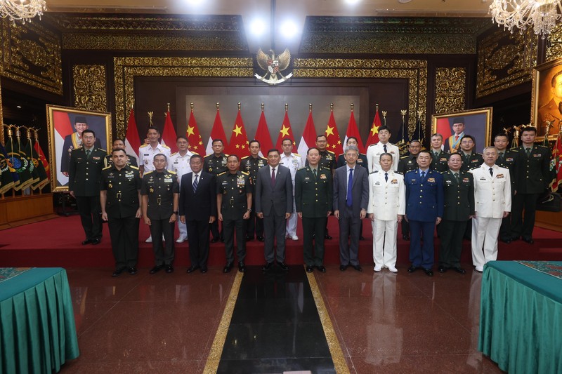 Menteri Pertahanan RI Sjafrie Sjamsoeddin menerima kunjungan kehormatan (courtesy call) Kepala Staf Gabungan Komisi Militer Pusat Republik Rakyat Tiongkok (Chief of Staff of Joint Staff Department of Central Military Commission of The PRC) Jenderal Liu Zhenli, beserta delegasi Chinese People’s Liberation Army (CPLA) di Kementerian Pertahanan, Jakarta, Jumat (10/1). (Dok. Kemhan RI) Menteri Pertahanan RI Sjafrie Sjamsoeddin menerima kunjungan kehormatan (courtesy call) Kepala Staf Gabungan Komisi Militer Pusat Republik Rakyat Tiongkok (Chief of Staff of Joint Staff Department of Central Military Commission of The PRC) Jenderal Liu Zhenli, beserta delegasi Chinese People’s Liberation Army (CPLA) di Kementerian Pertahanan, Jakarta, Jumat (10/1). (Dok. Kemhan RI)