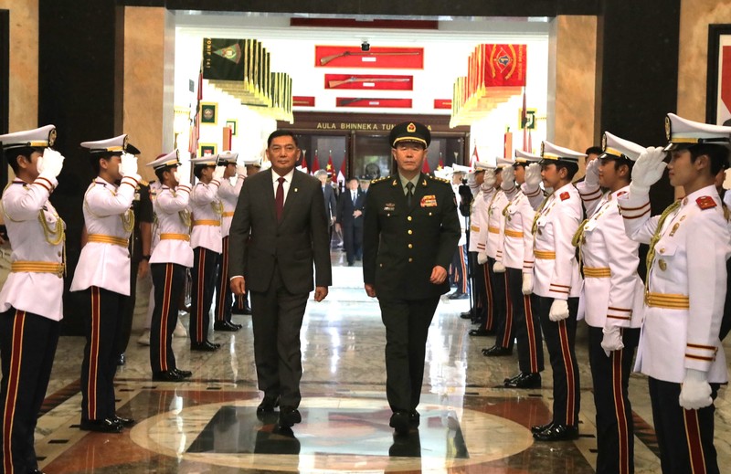 Menteri Pertahanan RI Sjafrie Sjamsoeddin menerima kunjungan kehormatan (courtesy call) Kepala Staf Gabungan Komisi Militer Pusat Republik Rakyat Tiongkok (Chief of Staff of Joint Staff Department of Central Military Commission of The PRC) Jenderal Liu Zhenli, beserta delegasi Chinese People’s Liberation Army (CPLA) di Kementerian Pertahanan, Jakarta, Jumat (10/1). (Dok. Kemhan RI) Menteri Pertahanan RI Sjafrie Sjamsoeddin menerima kunjungan kehormatan (courtesy call) Kepala Staf Gabungan Komisi Militer Pusat Republik Rakyat Tiongkok (Chief of Staff of Joint Staff Department of Central Military Commission of The PRC) Jenderal Liu Zhenli, beserta delegasi Chinese People’s Liberation Army (CPLA) di Kementerian Pertahanan, Jakarta, Jumat (10/1). (Dok. Kemhan RI)