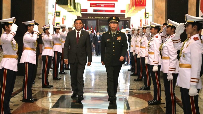 Menteri Pertahanan RI Sjafrie Sjamsoeddin menerima kunjungan kehormatan (courtesy call) Kepala Staf Gabungan Komisi Militer Pusat Republik Rakyat Tiongkok (Chief of Staff of Joint Staff Department of Central Military Commission of The PRC) Jenderal Liu Zhenli, beserta delegasi Chinese People’s Liberation Army (CPLA) di Kementerian Pertahanan, Jakarta, Jumat (10/1). (Dok. Kemhan RI)