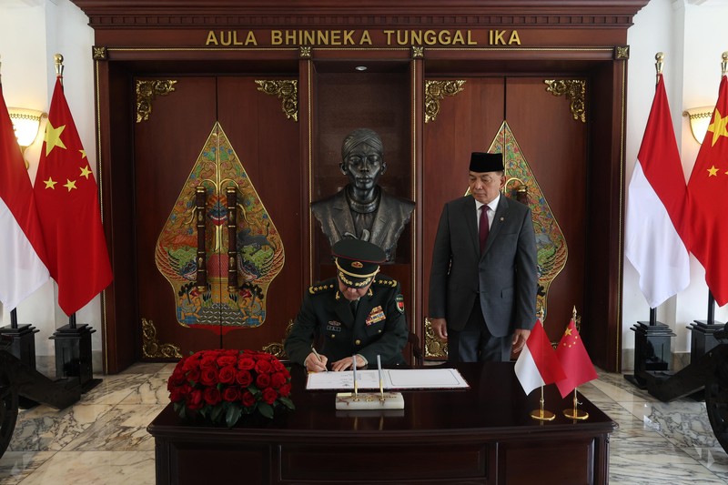 Menteri Pertahanan RI Sjafrie Sjamsoeddin menerima kunjungan kehormatan (courtesy call) Kepala Staf Gabungan Komisi Militer Pusat Republik Rakyat Tiongkok (Chief of Staff of Joint Staff Department of Central Military Commission of The PRC) Jenderal Liu Zhenli, beserta delegasi Chinese People’s Liberation Army (CPLA) di Kementerian Pertahanan, Jakarta, Jumat (10/1). (Dok. Kemhan RI) Menteri Pertahanan RI Sjafrie Sjamsoeddin menerima kunjungan kehormatan (courtesy call) Kepala Staf Gabungan Komisi Militer Pusat Republik Rakyat Tiongkok (Chief of Staff of Joint Staff Department of Central Military Commission of The PRC) Jenderal Liu Zhenli, beserta delegasi Chinese People’s Liberation Army (CPLA) di Kementerian Pertahanan, Jakarta, Jumat (10/1). (Dok. Kemhan RI)