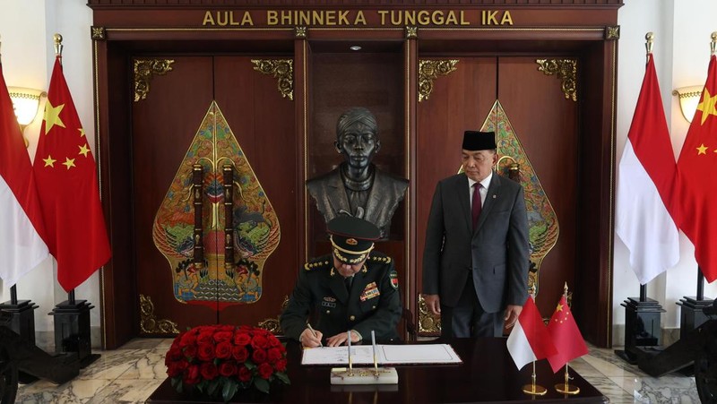 Menteri Pertahanan RI Sjafrie Sjamsoeddin menerima kunjungan kehormatan (courtesy call) Kepala Staf Gabungan Komisi Militer Pusat Republik Rakyat Tiongkok (Chief of Staff of Joint Staff Department of Central Military Commission of The PRC) Jenderal Liu Zhenli, beserta delegasi Chinese People’s Liberation Army (CPLA) di Kementerian Pertahanan, Jakarta, Jumat (10/1). (Dok. Kemhan RI)