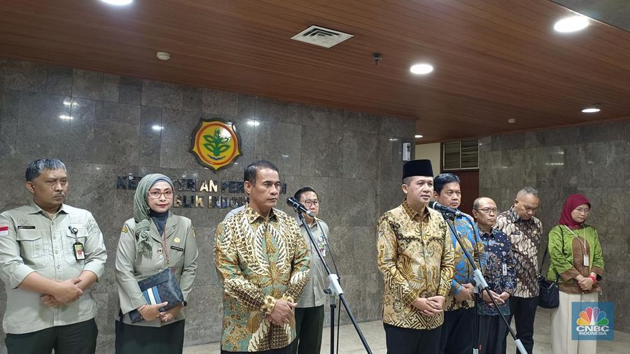 Mentan Amran dan Mentrans Iftitah saat konferensi pers usai penandatanganan MoU di kantor Kementan, Kamis (9/1/2025). (CNBC Indonesia/Martyasari Rizky)