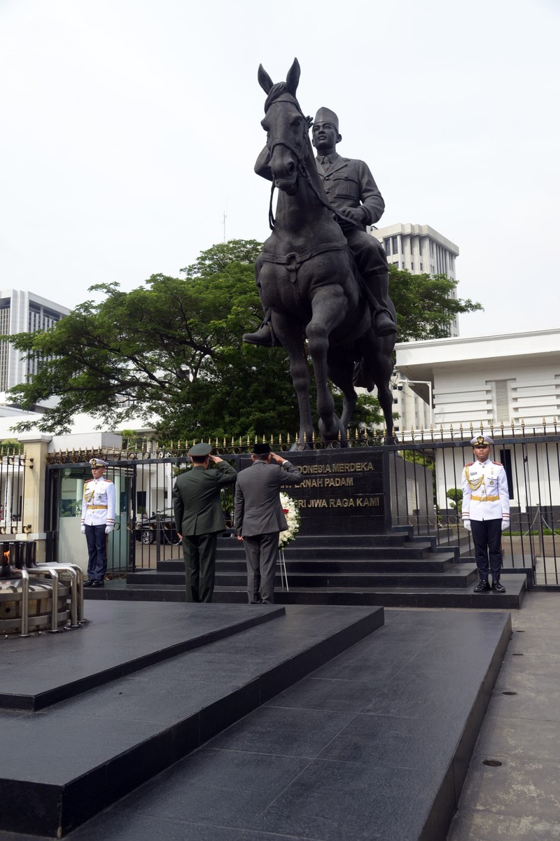 Menteri Pertahanan RI Sjafrie Sjamsoeddin menerima kunjungan kehormatan (courtesy call) Kepala Staf Gabungan Komisi Militer Pusat Republik Rakyat Tiongkok (Chief of Staff of Joint Staff Department of Central Military Commission of The PRC) Jenderal Liu Zhenli, beserta delegasi Chinese People’s Liberation Army (CPLA) di Kementerian Pertahanan, Jakarta, Jumat (10/1). (Dok. Kemhan RI) Menteri Pertahanan RI Sjafrie Sjamsoeddin menerima kunjungan kehormatan (courtesy call) Kepala Staf Gabungan Komisi Militer Pusat Republik Rakyat Tiongkok (Chief of Staff of Joint Staff Department of Central Military Commission of The PRC) Jenderal Liu Zhenli, beserta delegasi Chinese People’s Liberation Army (CPLA) di Kementerian Pertahanan, Jakarta, Jumat (10/1). (Dok. Kemhan RI)