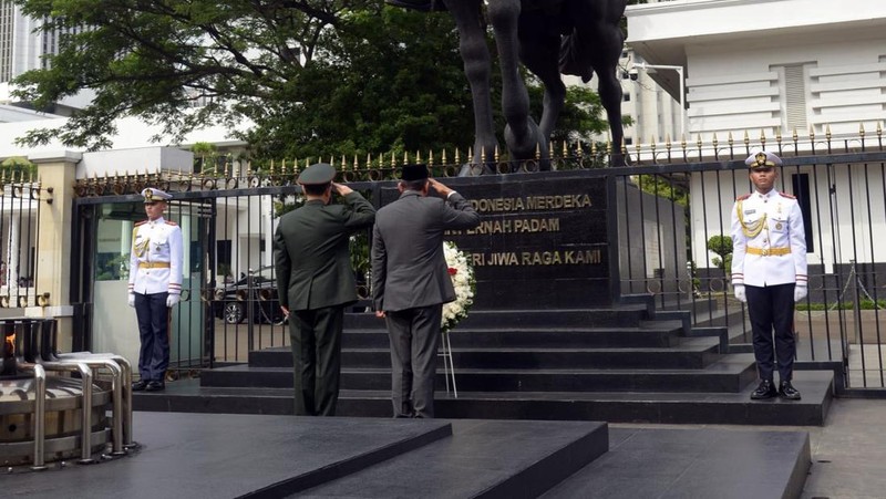 Menteri Pertahanan RI Sjafrie Sjamsoeddin menerima kunjungan kehormatan (courtesy call) Kepala Staf Gabungan Komisi Militer Pusat Republik Rakyat Tiongkok (Chief of Staff of Joint Staff Department of Central Military Commission of The PRC) Jenderal Liu Zhenli, beserta delegasi Chinese People’s Liberation Army (CPLA) di Kementerian Pertahanan, Jakarta, Jumat (10/1). (Dok. Kemhan RI)