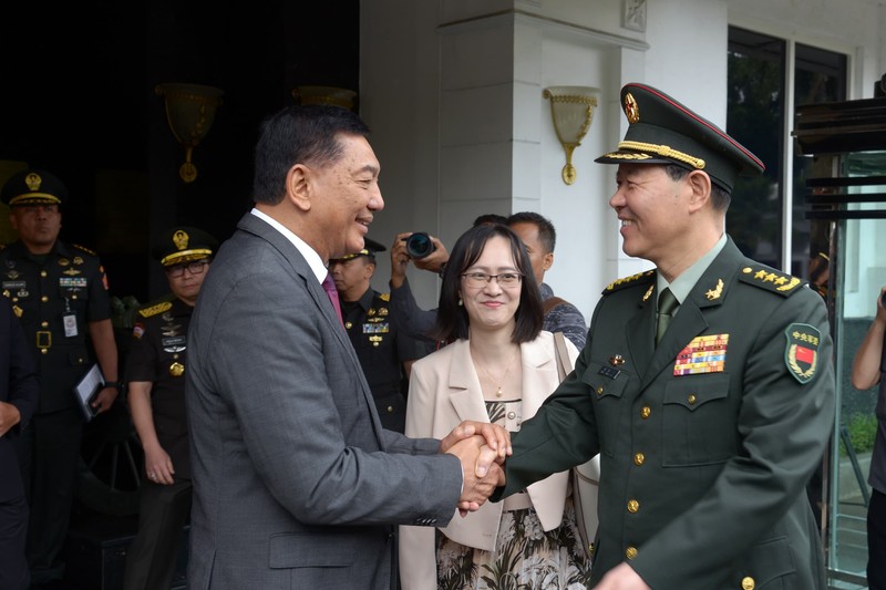 Menteri Pertahanan RI Sjafrie Sjamsoeddin menerima kunjungan kehormatan (courtesy call) Kepala Staf Gabungan Komisi Militer Pusat Republik Rakyat Tiongkok (Chief of Staff of Joint Staff Department of Central Military Commission of The PRC) Jenderal Liu Zhenli, beserta delegasi Chinese People’s Liberation Army (CPLA) di Kementerian Pertahanan, Jakarta, Jumat (10/1). (Dok. Kemhan RI) Menteri Pertahanan RI Sjafrie Sjamsoeddin menerima kunjungan kehormatan (courtesy call) Kepala Staf Gabungan Komisi Militer Pusat Republik Rakyat Tiongkok (Chief of Staff of Joint Staff Department of Central Military Commission of The PRC) Jenderal Liu Zhenli, beserta delegasi Chinese People’s Liberation Army (CPLA) di Kementerian Pertahanan, Jakarta, Jumat (10/1). (Dok. Kemhan RI)