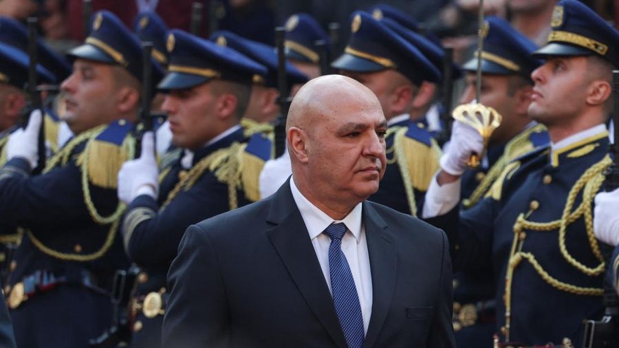 Panglima militer Lebanon Joseph Aoun berjalan setelah terpilih sebagai Presiden negara itu di gedung parlemen di Beirut, Lebanon, 9 Januari 2025. (REUTERS/Mohamed Azakir)