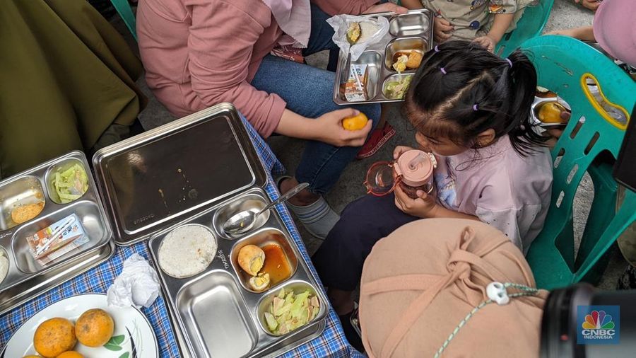 Pemerintah memulai program makan bergizi gratis untuk ibu hamil, ibu menyusui, hingga anak balita. Salah satu titik yang menjadi lokasi pemberian adalah di Posyandu Anyelir 1, Kelurahan Susukan, Kecamatan Ciracas, Jakarta Timur, Jumat (10/1/2025), pagi. (CNBC Indonesia/Emir Yanwardhana)