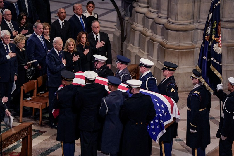 Mantan Presiden Barack Obama berbincang dengan Presiden terpilih Donald Trump sebelum pemakaman kenegaraan mantan Presiden Jimmy Carter di Katedral Nasional Washington di Washington, Kamis, 9 Januari 2025. (AP Photo/Ben Curtis)