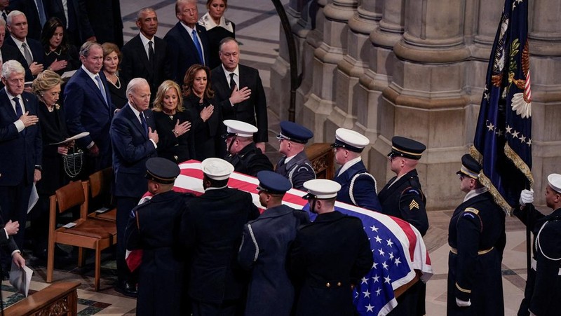 Mantan Presiden Barack Obama berbincang dengan Presiden terpilih Donald Trump sebelum pemakaman kenegaraan mantan Presiden Jimmy Carter di Katedral Nasional Washington di Washington, Kamis, 9 Januari 2025. (AP Photo/Ben Curtis)