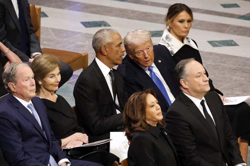 Mantan Presiden Barack Obama berbincang dengan Presiden terpilih Donald Trump sebelum pemakaman kenegaraan mantan Presiden Jimmy Carter di Katedral Nasional Washington di Washington, Kamis, 9 Januari 2025. (AP Photo/Ben Curtis) Mantan Presiden Barack Obama berbincang dengan Presiden terpilih Donald Trump sebelum pemakaman kenegaraan mantan Presiden Jimmy Carter di Katedral Nasional Washington di Washington, Kamis, 9 Januari 2025. (AP Photo/Ben Curtis)