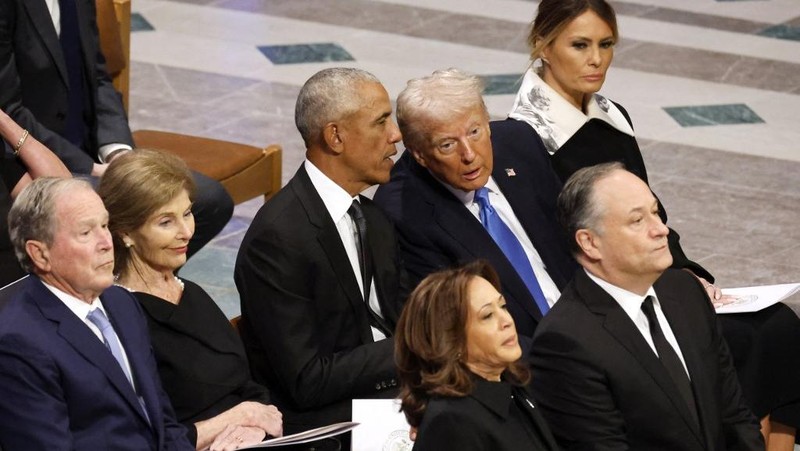 Mantan Presiden Barack Obama berbincang dengan Presiden terpilih Donald Trump sebelum pemakaman kenegaraan mantan Presiden Jimmy Carter di Katedral Nasional Washington di Washington, Kamis, 9 Januari 2025. (AP Photo/Ben Curtis)