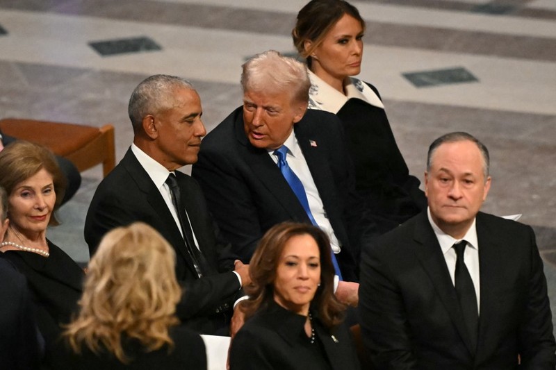 Mantan Presiden Barack Obama berbincang dengan Presiden terpilih Donald Trump sebelum pemakaman kenegaraan mantan Presiden Jimmy Carter di Katedral Nasional Washington di Washington, Kamis, 9 Januari 2025. (AP Photo/Ben Curtis) Mantan Presiden Barack Obama berbincang dengan Presiden terpilih Donald Trump sebelum pemakaman kenegaraan mantan Presiden Jimmy Carter di Katedral Nasional Washington di Washington, Kamis, 9 Januari 2025. (AP Photo/Ben Curtis)