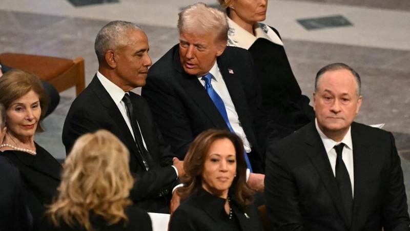 Mantan Presiden Barack Obama berbincang dengan Presiden terpilih Donald Trump sebelum pemakaman kenegaraan mantan Presiden Jimmy Carter di Katedral Nasional Washington di Washington, Kamis, 9 Januari 2025. (AP Photo/Ben Curtis)