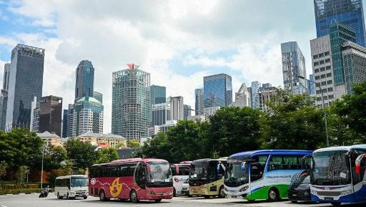 Bus wisata diparkir di tempat parkir terbuka dekat distrik Chinatown di Singapura pada 7 Januari 2025.