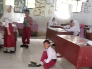 Ortu Datangi Kelas Siswa Belajar di Lantai, Sekolah: dari CCTV Ada yang Aneh