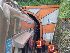 Viral Gerbong Kereta Api Tak Bisa Lewati Terowongan di Silo Jember