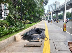 Perbaikan Trotoar di Rasuna Said Rampung, Pejalan Keluhkan Kabel Berantakan