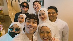 Vidi Aldiano Umrah Bareng Sahabat dan Keluarga, Ada Mahalini dan Rizky Febian