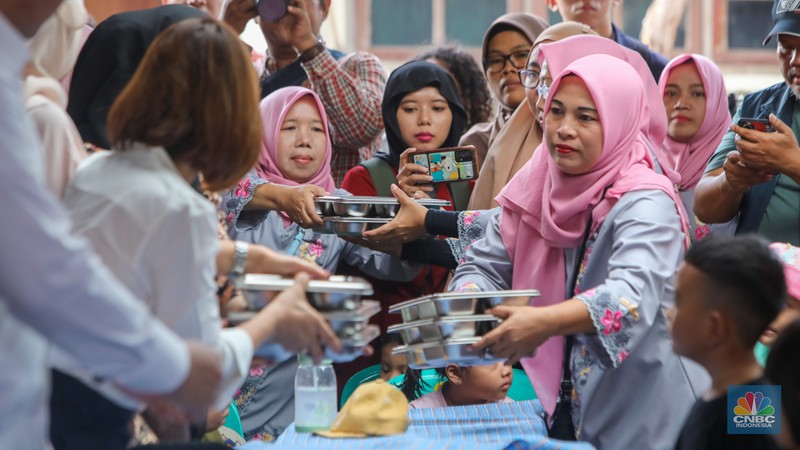 Warga menyantap hidangan Makan Bergizi Gratis (MBG) di kawasan Ciracas, Jakarta, Jumat (10/1/2025). Pemerintah memulai program MBG untuk ibu hamil, ibu menyusui, dan anak balita di Posyandu Anyelir 1 dan Posyandu Dahlia 2. (CNBC Indonesia/Faisal Rahman) Warga menyantap hidangan Makan Bergizi Gratis (MBG) di kawasan Ciracas, Jakarta, Jumat (10/1/2025). Pemerintah memulai program MBG untuk ibu hamil, ibu menyusui, dan anak balita di Posyandu Anyelir 1 dan Posyandu Dahlia 2. (CNBC Indonesia/Faisal Rahman)