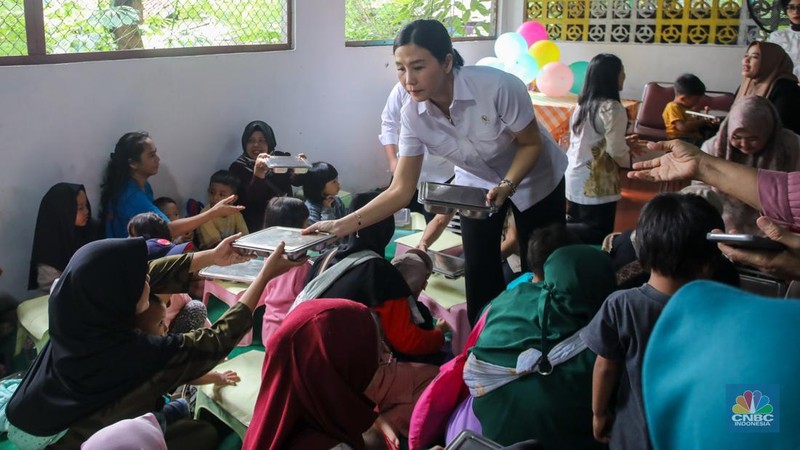 Warga menyantap hidangan Makan Bergizi Gratis (MBG) di kawasan Ciracas, Jakarta, Jumat (10/1/2025). Pemerintah memulai program MBG untuk ibu hamil, ibu menyusui, dan anak balita di Posyandu Anyelir 1 dan Posyandu Dahlia 2. (CNBC Indonesia/Faisal Rahman)