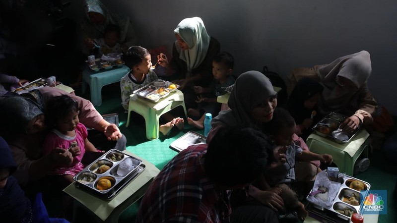 Warga menyantap hidangan Makan Bergizi Gratis (MBG) di kawasan Ciracas, Jakarta, Jumat (10/1/2025). Pemerintah memulai program MBG untuk ibu hamil, ibu menyusui, dan anak balita di Posyandu Anyelir 1 dan Posyandu Dahlia 2. (CNBC Indonesia/Faisal Rahman)